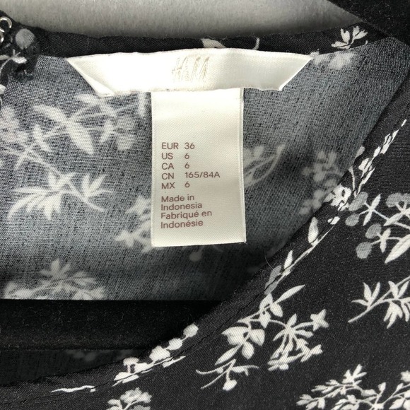H&M Women's Short Sleeve Jumpsuit Black Floral Size 6 - Picture 2 of 5